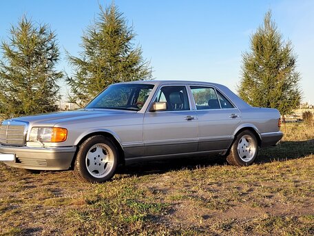 1990 Mercedes-Benz S-Класс 420 II (W126) Рестайлинг, серебристый, 2200000 рублей, вид 1