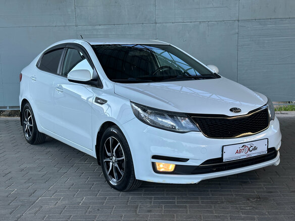 2017 Kia Rio III Рестайлинг, белый - вид 1