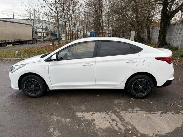2021 Hyundai Solaris II Рестайлинг, белый, 1600000 рублей - вид 8