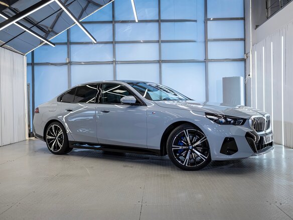 2024 BMW 5 серии 530i xDrive VIII (G60/G61/G68), серый, 7900000 рублей - вид 8