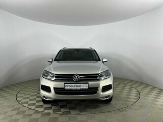 2011 Volkswagen Touareg II, серебристый, 1720000 рублей, вид 2
