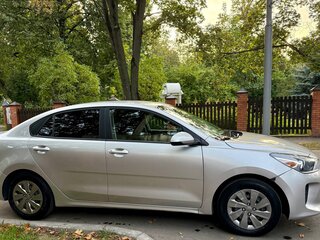 2020 Kia Rio IV Рестайлинг, серебристый, 1230000 рублей, вид 2