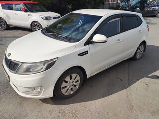 2013 Kia Rio 5-speed III, белый, 710000 рублей, вид 1