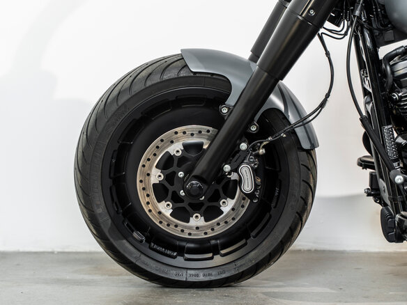 2020 Harley-Davidson Fat Boy, серебристый, 2650000 рублей - вид 30