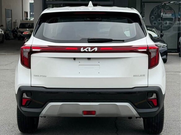 2023 Kia Seltos I Рестайлинг, белый, 1850003 рублей - вид 2