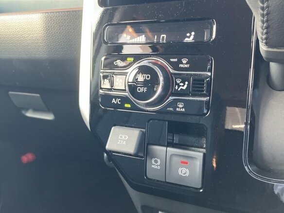 2023 Toyota Roomy I Рестайлинг, серебристый, 872000 рублей - вид 10