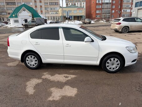 2012 Skoda Octavia II (A5) Рестайлинг, белый, 750000 рублей, вид 2