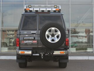 2022 Toyota Land Cruiser 76 70 Series Рестайлинг 1, серый, 7390000 рублей, вид 4