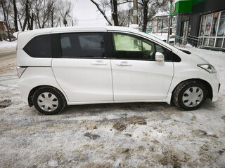 2016 Honda Freed I Рестайлинг 2, белый, 1360000 рублей, вид 4