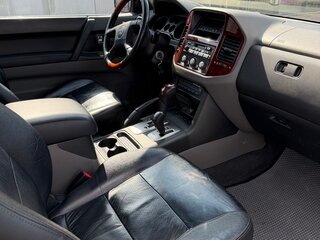 2004 Mitsubishi Pajero III Рестайлинг, серебристый, 886000 рублей, вид 3