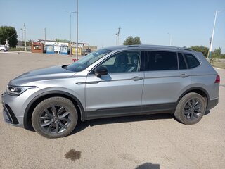 2022 Volkswagen Tiguan Allspace II Рестайлинг, серебристый, 2400000 рублей, вид 4