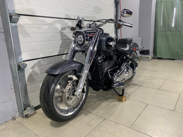 2021 Harley-Davidson Fat Boy, серый, 1849000 рублей - вид 4