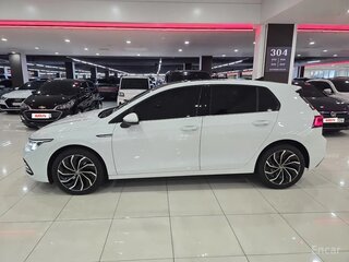 2023 Volkswagen Golf VIII, белый, 2875000 рублей, вид 3