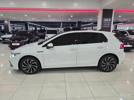 2023 Volkswagen Golf VIII, белый, 2875000 рублей, вид 3