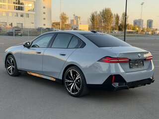 2025 BMW 5 серии 530i xDrive VIII (G60/G61/G68), серый, 8400000 рублей, вид 4