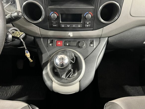 2012 Peugeot Partner II, бежевый - вид 12
