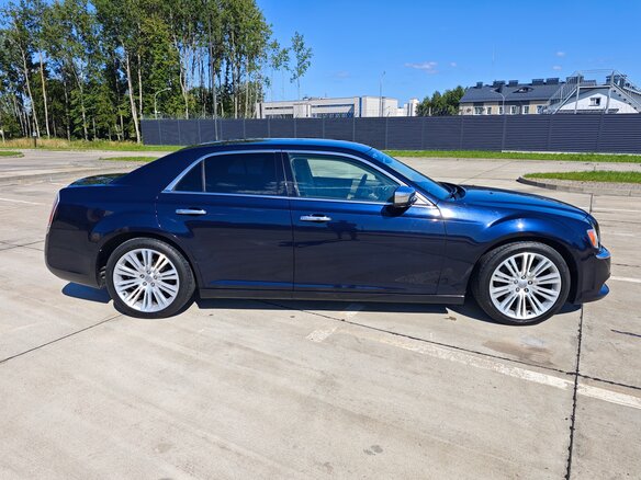 2012 Chrysler 300C II, синий, 1380000 рублей - вид 10