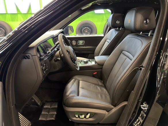 2025 Rolls-Royce Cullinan Black Badge I Рестайлинг (Series II), чёрный, 67900000 рублей - вид 26