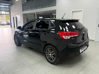 2016 Kia Rio III Рестайлинг, чёрный, 960000 рублей, вид 4