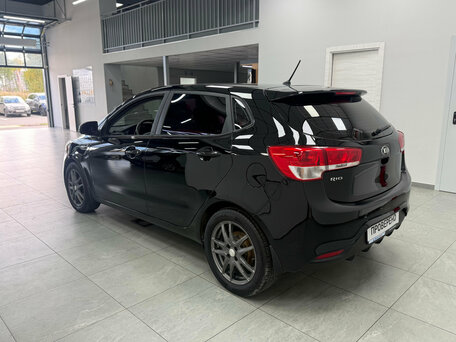 2016 Kia Rio III Рестайлинг, чёрный, 900000 рублей, вид 5