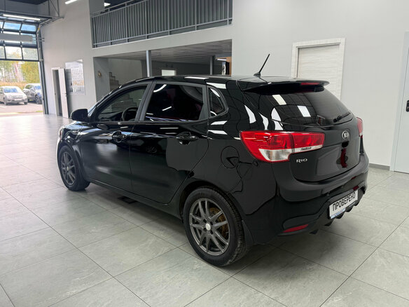 2016 Kia Rio III Рестайлинг, чёрный, 930000 рублей - вид 4