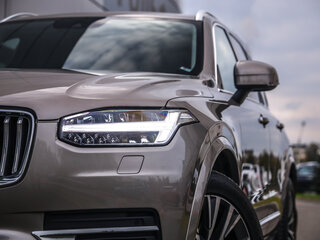 2021 Volvo XC90 II Рестайлинг 1, серый, 5099777 рублей, вид 2