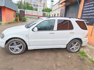 1999 Mercedes-Benz M-Класс 430 I (W163), белый, 800000 рублей, вид 2