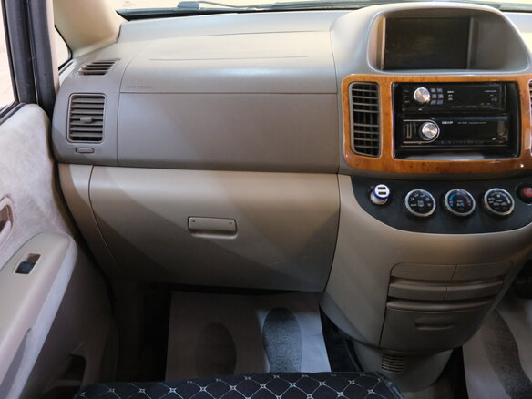 2002 Nissan Serena II (C24), белый - вид 14