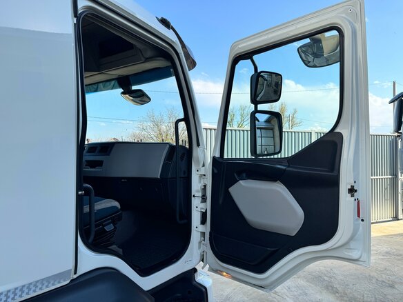 2014 Volvo FL, белый, 4000000 рублей - вид 14