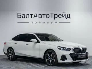 2025 BMW 5 серии 530i xDrive VIII (G60/G61/G68), белый, 9290000 рублей, вид 5