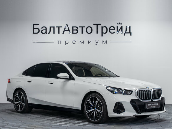 2025 BMW 5 серии 530i xDrive VIII (G60/G61/G68), белый, 9150000 рублей - вид 4
