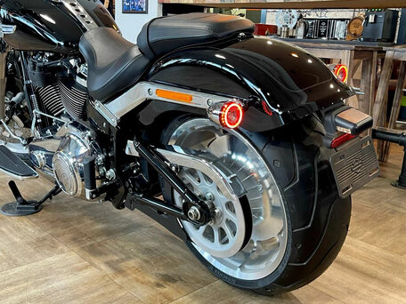 2024 Harley-Davidson Fat Boy, чёрный, 3350000 рублей, вид 4