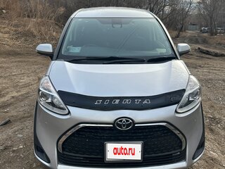 2022 Toyota Sienta II Рестайлинг, серебристый, 1430000 рублей, вид 3