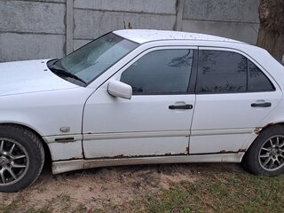 1999 Mercedes-Benz C-Класс 200 I (W202) Рестайлинг, белый, 275000 рублей, вид 3