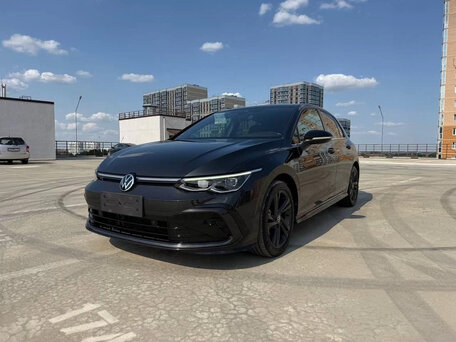 2023 Volkswagen Golf VIII, чёрный, 2150000 рублей, вид 2