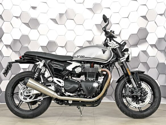 2026 Triumph Speed Twin, серебристый, 1699000 рублей - вид 2