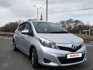 2011 Toyota Vitz III (XP130), серый, 650000 рублей, вид 3