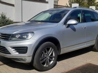 2016 Volkswagen Touareg II Рестайлинг, серебристый, 2500000 рублей, вид 4