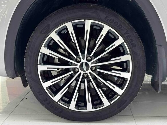 2025 Geely Monjaro (Xingyue L) I Рестайлинг (China Market), серебристый, 3260999 рублей - вид 10