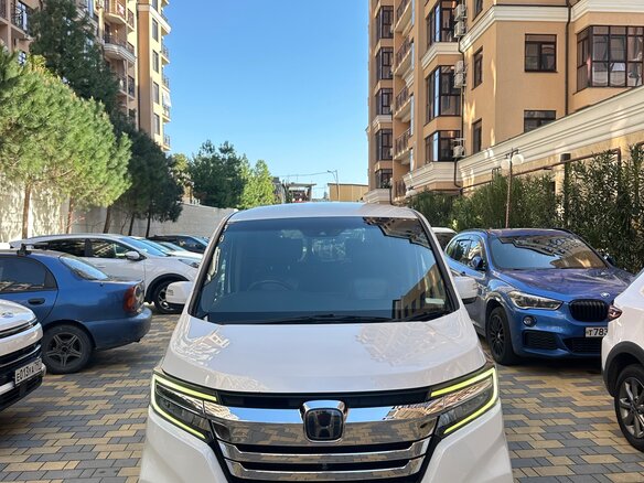 2017 Honda Stepwgn Spada V Рестайлинг, белый, 1680000 рублей - вид 2