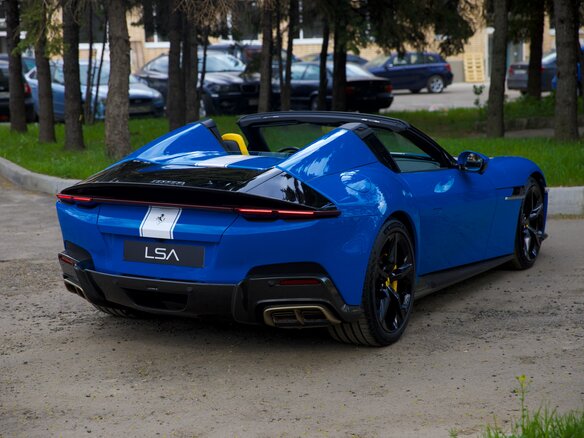 2025 Ferrari 12Cilindri Spider, синий, 85800000 рублей - вид 4