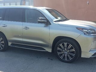 2017 Lexus LX 570 III Рестайлинг 2, серый, 8990000 рублей, вид 3