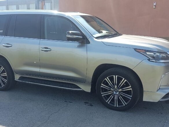 2017 Lexus LX 570 III Рестайлинг 2, серый, 8990000 рублей - вид 2