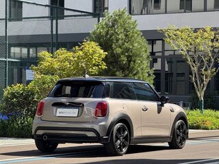 2023 Mini Hatch Cooper III (F55/F56) Рестайлинг 2, серый, 2070000 рублей, вид 4