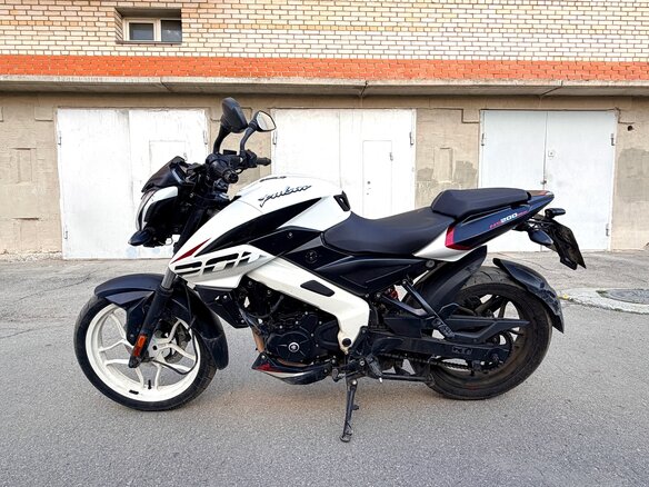 2022 Bajaj Pulsar NS 200, белый, 160000 рублей - вид 2