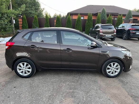 2015 Kia Rio III Рестайлинг, коричневый, 630000 рублей - вид 4