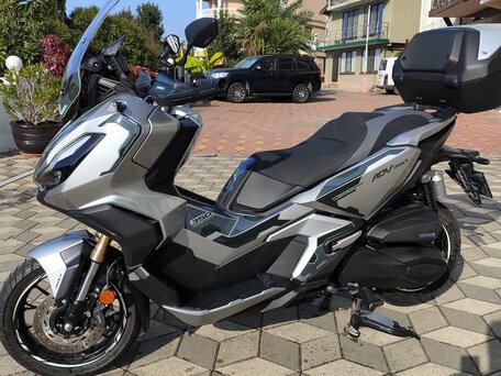 2023 Honda ADV350, серебристый, 950000 рублей, вид 3
