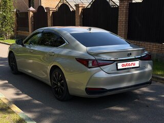 2021 Lexus ES 300h VII Рестайлинг, серый, 4100000 рублей, вид 3