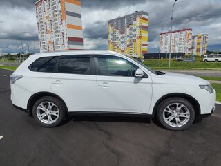 2014 Mitsubishi Outlander III Рестайлинг, белый, 1370000 рублей, вид 5