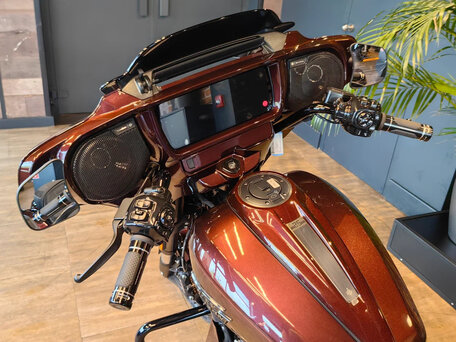 2024 Harley-Davidson CVO Street Glide, пурпурный, 4950000 рублей, вид 2